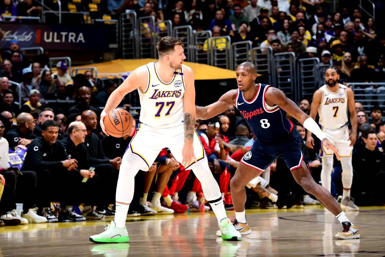 东契奇在老鹰比赛中出色防守，势不可挡引发热议！的简单介绍